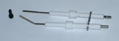 Zündelektrodensatz von Daikin, bestehend aus zwei elektrodenähnlichen Teilen mit isolierenden Hüllen und einem kleinen schwarzen Zubehörteil, auf hellem Hintergrund.